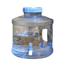 2-Gallonen-Wasserkanister mit klarem Wasser, Wasserhahn und Griff
