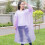 Imperméable jetable violet d'urgence (1 pièce) à capuche ajustable 1