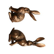Elegant konijnensculptuur met lange oren, perfect voor lente--C