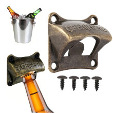 Abrebotellas de bronce para montaje en pared con tornillos.