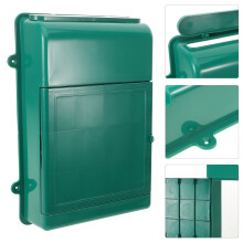Boîte aux lettres murale en plastique vert, résistante pour un usage domestique.