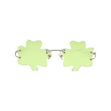 Grüne Sonnenbrille mit vierblättrigem Kleeblatt zum St. Patrick's Day