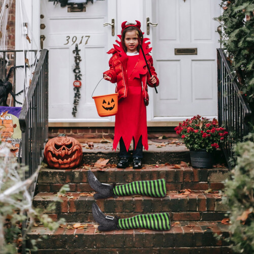 2 jambes de sorcière d'Halloween avec piquets 2