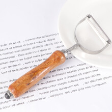 Gemüseschäler aus Edelstahl mit Holzgriff