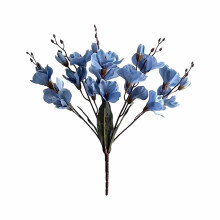 Fiori artificiali di magnolia e orchidea per decorazioni autunnali.
