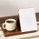 Suporte triangular de madeira para livros, ideal para leitura em mesa. 4