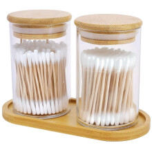 Barattoli di vetro per cotton fioc con coperchi e vassoio in legno.