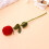 Caixa de anel em veludo vermelho com rosa e haste de 28 cm (11 polegadas). 3
