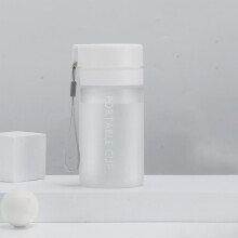 Sport-Trinkflasche mit großem Fassungsvermögen und Tee-Einsatz –