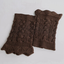 Gehaakte beenwarmers voor dames met kanten afwerking.