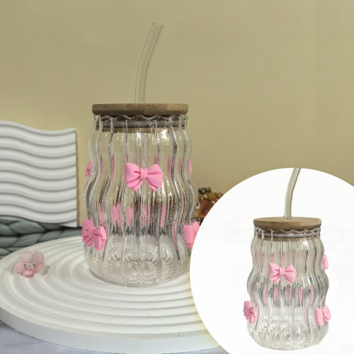 Geriffelte Glasbecher mit Deckel und Strohhalm – 450 ml 1