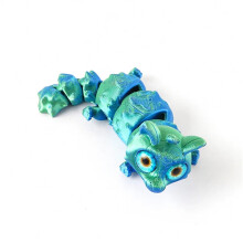 Figura de cachorrinho de pernas curtas impressa em 3D com articulações móveis.