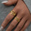 Schimmernder 18-Karat-Gold-Finish, gemusterter-3 7