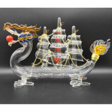 Grote, herbruikbare whiskykaraf in de vorm van een Chinese drakenboot (sterrenbeeld) voor sterke drank zoals Schotse whisky en bourbon_