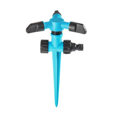 Automatischer, rotierender Kunststoff-Bodensprenger mit dreieckigen Sprühdüsen für Garten und Rasen (Himmelblau)
