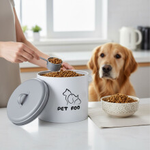 Bewaarbox voor dierenvoer met luchtdicht deksel en schepje.