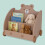 Estante infantil com tema de urso, com rodinhas e espaço para guardar livros. 3
