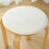 Rund sittdyna i vit polyester med boxkant 1