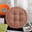 Brun polyester meditationspude med randsyet kant 4