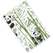 Muursticker met panda en bamboe, eenvoudig aan te brengen dankzij het zelfklevende PVC-logo.