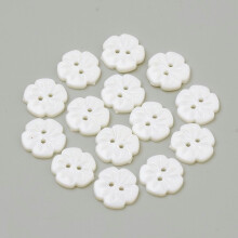 Hvide blomster akrylknapper 15x2,5 mm 2-huls 100 stk