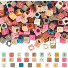 Guld bogstavperlekube A-Z 6x6mm akryl 1400 stk