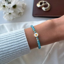 Turquoise Beaded Bracelet with Daisy Charm – Cute Floral Wrist Accessory