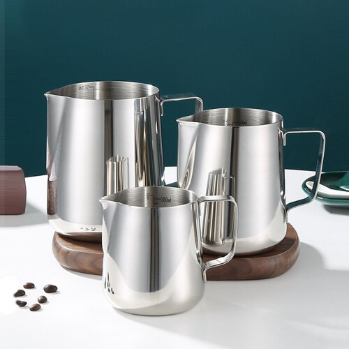 Large Capacity Milk Steaming Cup with Ergonomic-beech 600 1