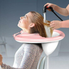 Aufblasbares, tragbares Waschbecken in Pink, ideal für die Haarwäsche zu Hause.