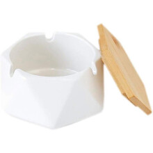 Prosta geometryczna popielniczka ceramiczna z bambusową pokrywką.