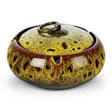 Keramikaschenbecher mit Deckel und gelber Kupferschlaufe