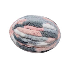 Dik breigaren van polyester in roze en grijs.