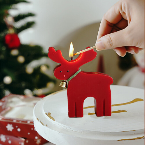 Weihnachtsduftkerze in Form eines roten Hirsches