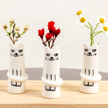 Conjunto de 3 mini vasos de cerâmica feitos à mão com formato de gato.