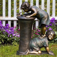 Statue de fontaine de jardin garçon et fille avec lucioles