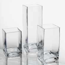 Glasvasen und hellblaue Stumpenkerzen im Eastland Square-Stil