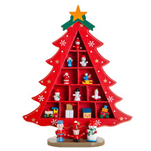 Tischdekoration in Form eines hölzernen Weihnachtsbaums mit Mini-Ornamenten