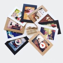 Paquete de 10 marcos de fotos de papel con clips de madera y ganchos para colgar.