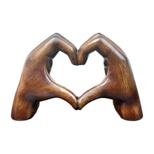 Escultura de mãos em forma de coração em resina, ornamento representando gesto de amor.