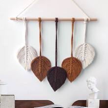Tapeçaria artesanal de algodão com penas e franjas, estilo boho.