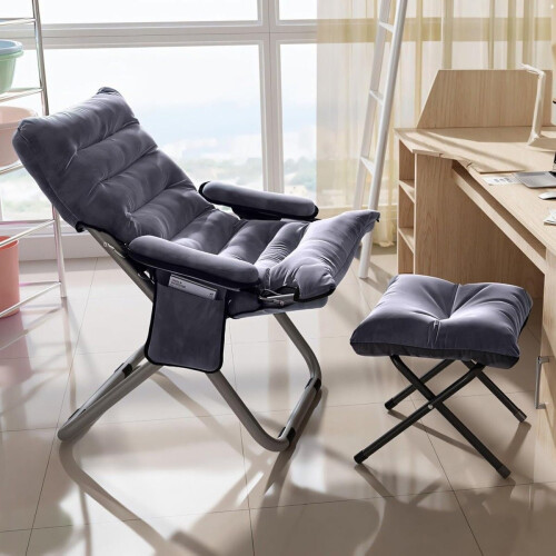 Moderner Lounge-Sessel mit Hocker und Seitentasche