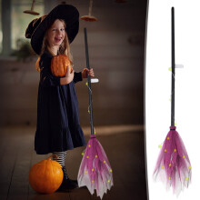 Decorațiune de vrăjitoare de Halloween cu mătură zburătoare, lumină caldă
