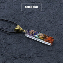Collier pendentif en résine et pierre concassée colorée