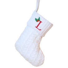 Meia de Natal com inicial – Letra L em tricô vermelho e branco.