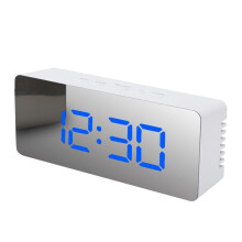 LED digitális ébresztőóra USB-vel és szundi funkcióval