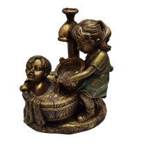 Statue de jardin Quinlirra représentant un garçon et une fille avec une luciole lumineuse