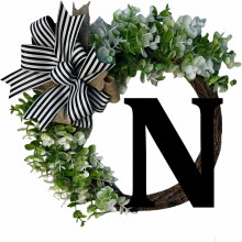Puinen monogrammi-etuoven seppele pellavaisella rusetilla