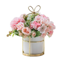 Kunstig blomsteroppsats i hvit silke i vase