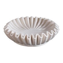 Bol decorativo de resina con volantes, color blanco.