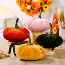 Conjunto de 4 abóboras de veludo para decoração de outono.